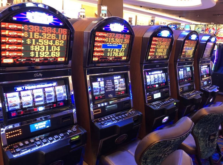 Layar perangkat mobile menunjukkan tampilan sportsbook dan slot di tanitoto